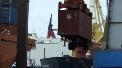 Los flujos de divisas podrían reducirse si bajan exportaciones. En la foto, terminal de Puerto Cortés.