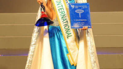 Miss International 2012, Ikumi Yoshimatsu, fue protegida por acoso.