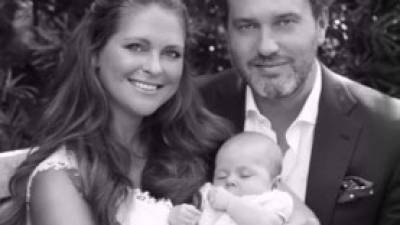 La princesa Magdalena con su esposo Chris O'Neill y su pequeña Leonore Lilian María, que festeja su tercer mes de vida.