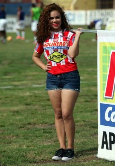 El estadio Municipal Ceibeño fue adornado por bellas chicas también.