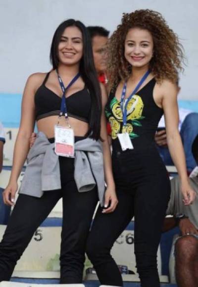 Alejandra Rubio y Mayra Tercero, chicas del canal HCH, adornaron con su belleza el duelo entre Olimpia vs Platense.