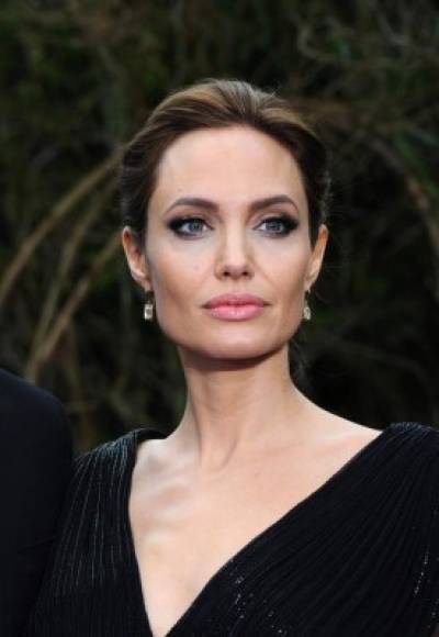 Angelina Jolie dijo: “Para mí no hay necesidad de un Dios. Hay algo en las personas que es espiritual, tiene algo de dios en sí mismos. No me gusta hacer las cosas porque las personas me lo digan, pero tampoco estoy segura en que sea mejor no creer en nada”.<br/>