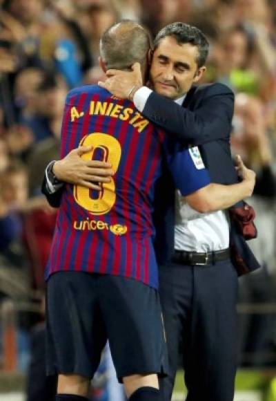 Ernesto Valverde abrazó a Andrés Iniesta al salir de cambio. Foto EFE