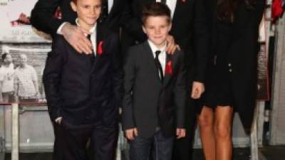David Beckham junto a sus hijos y esposa Victoria Beckham.