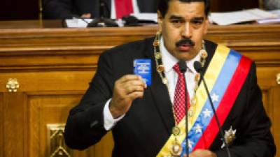 CAR105. CARACAS (VENEZUELA), 08/10/2013.- El presidente de Venezuela, Nicolás Maduro (c), habla hoy, martes 8 de octubre del 2013, frente a la Asamblea Nacional Venezolana en Caracas (Venezuela). Maduro presentó hoy ante la Asamblea Nacional la solicitud formal de poderes especiales para dictar leyes sin control legislativo, pero la propuesta no será debatida en esta sesión, dijo el titular del Parlamento unicameral, el diputado oficialista Diosdado Cabello (c-atrás). EFE/MIGUEL GUTIERREZ