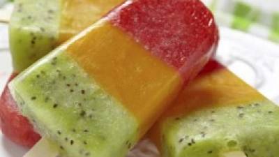Prepare paletas de frutas para degustar durante el día.