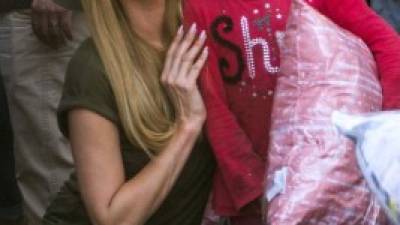 México. La solidaridad de París. La socialité estadounidense, Paris Hilton, llevó donaciones a los damnificados por los terremotos.
