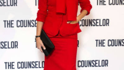 Cruz sorprende con un modelo rojo de Nina Ricci.