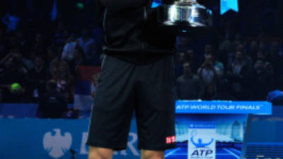 Novak Djokovic levantando el trofeo del campeón.