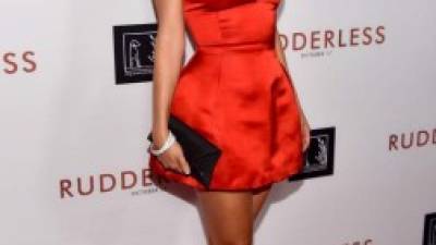 La actriz lució un vestido muy sexy en la premiere de la película “Rudderless”.