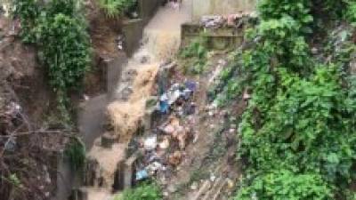 Un canal de aguas en los bajos de El Merendón está inconcluso, y el problema al llover es grande.