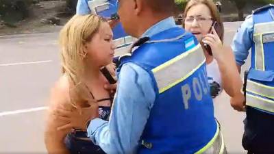Policía agrede a mujer y lanza amenaza en Comayagua