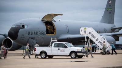 Un avión de la Fuerza Aérea de EEUU se prepara para cargar suministros en Virginia./AFP.