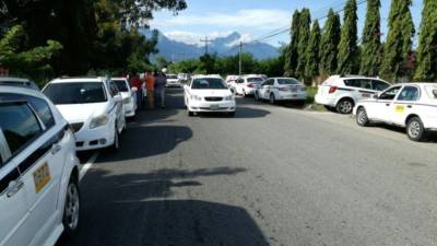 Transportistas protestaron frente a oficinas del IHTT.