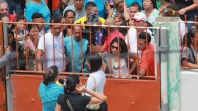 La turba de chavistas irrumpió en una alcadía del estado de Aragua donde agredieron a los funcionarios y lanzaron a dos personas al vacío.