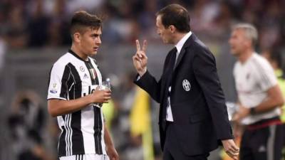 El delantero argentino Paulo Dybala y técnico italiano Massimiliano Allegri.