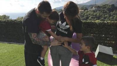 Messi, su esposa Antonella y sus hijos Thiago y Mateo.