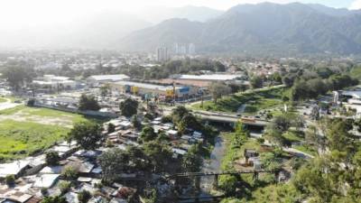 Los ríos que circundan y los canales que cruzan la ciudad son receptores de todas las aguas negras.