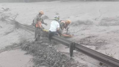 Las víctimas de la avalancha se encontraban en las laderas del coloso cuando fueron alcanzados por una corriente de lava, ceniza y lodo./EFE.