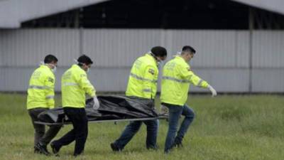 Las autoridades rescataron los cuerpos que quedaron tendido al final de la pista del aeropuerto.