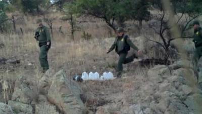 Una cámara oculta grabó a varios agentes de la Patrulla Fronteriza mientras derraman el agua que organizaciones dejan en el desierto para que los inmigrantes puedan beber. EFE.