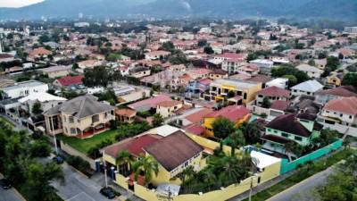 La colonia pasó de ser residencial a mixta por el incremento de comercios. Fotos:Melvin Cubas