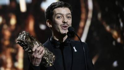 Nahuel Pérez Biscayart al momento de recibir su premio en Francia. Foto. Instagram