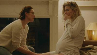 Vanessa Kirby (Derecha) interpreta a una madre destrozada por la muerte de su bebita.