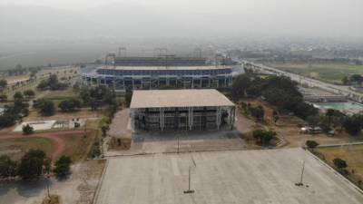 En el Infop funcionará una sala de aislamiento con capacidad para 45 personas. Otra será habilitada en el Gimnasio Municipal. Foto con el dron del estacionamiento del Olímpico, adonde estarán los contenedores para las víctimas de COVID-19.Fotos: Amílcar Izaguirre y Melvin Cubas.