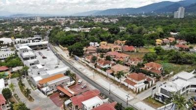 La nueva trocha que está en construcción convertirá el bulevar en cuatro carriles y dará mayor fluidez vehicular sobre todo en horas pico. Foto/drone: Melvin Cubas