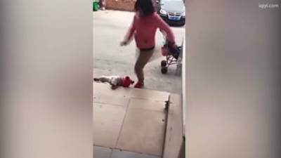 Captura de pantalla de la mujer golpeando a la pequeña.
