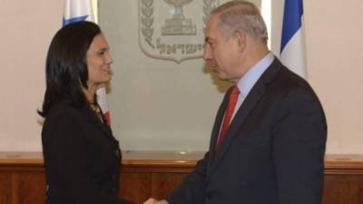 El primer ministro israelí, Benjamin Netanyahu (d), y la vicepresidenta y ministra de Exteriores de Panamá, Isabel de Saint Malo. Foto/EFE.