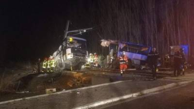 Equipos de emergencia y rescate rescatan sobrevivientes tras una colisión entre un autobús escolar y un tren que dejó cuatro niños muertos. EPA.