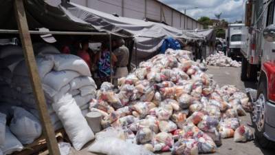 Las raciones de alimento se están distribuyendo en 13 departamentos afectados.