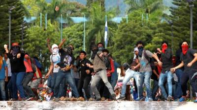 Ante la negativa de desalojar, los agentes de la Policía Nacional y del Comando Cobras lanzaron gases lacrimógenos y desde la tanqueta se esparcieron chorros de agua para desmovilizar a los manifestantes.