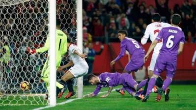 Sergio Ramos marcó en su portería el empate del Sevilla a cinco minutos del final.
