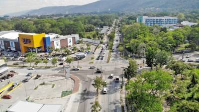 El paso tendrá dos puentes, uno en cada bulevar, según el diseño presentado. FOTOS: FRANKLIN MUñóZ.