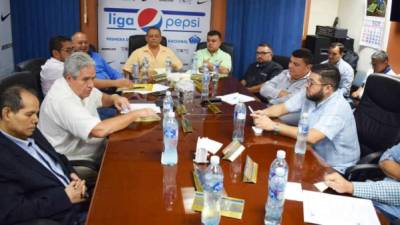 Dirigentes de la Primera División de El Salvador se reunieron para discutir la situación.