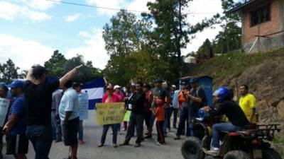 Decenas de pobladores de varias aldeas de Valle de Ángeles salieron a protestar este domingo. Fotografía tomada de HCH.