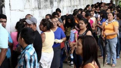 Hasta por cuatro horas hicieron fila para poder matricular en el Primero de Mayo. Foto: Yoseph Amaya.