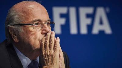 Blatter ha negado siempre haber tenido conocimiento alguno sobre los sobornos, de momento se encuentra suspendido por tres meses.