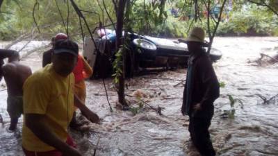 Las fuertes corrientes de agua del río Ocotalito cortan el paso cada vez que llueve en la zona. Los bomberos y vecinos ayudaron a rescatar los cuerpos de los fallecidos.