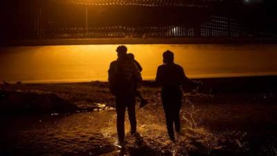 Migrantes indocumentados cruzan el Río Grande, intentando pasar desde Ciudad Juárez, en el estado mexicano de Chihuahua, a El Paso, en el estado de Texas en Estados Unidos. AFP