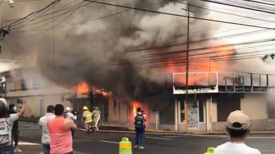 VIDEO: Incendio consume negocios en barrio Suyapa de San Pedro Sula