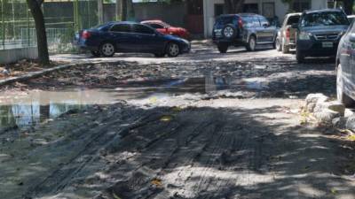 El mal estado de la calle afecta la circulación vial y ha incrementado la plaga de zancudos. Foto: Byron Castillo