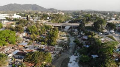 Muchas personas han hecho sus casas con láminas en el bordo del río Blanco, que es uno de los bordos más grandes. Foto: F. Muñoz.