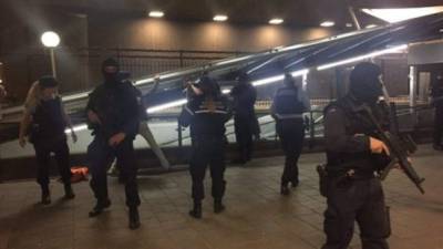Las fuerzas de seguridad respondieron a un llamado por una alerta de seguridad en el principal aeropuerto de Holanda.