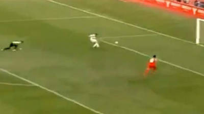 El futbolista Ali Sami Yachir tuvo la oportunidad de marcar un gol pero sin entenderlo, no pudo marcarlo por un error imperdonable.