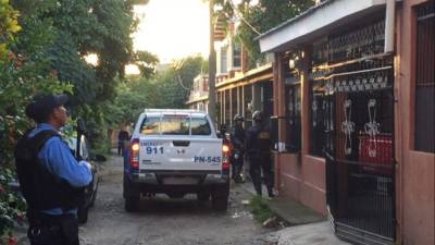 La casa de la maestra cuando era vigilada por agentes de la Policía Nacional.