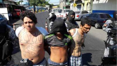 Pandilleros salvadoreños siendo capturados.
